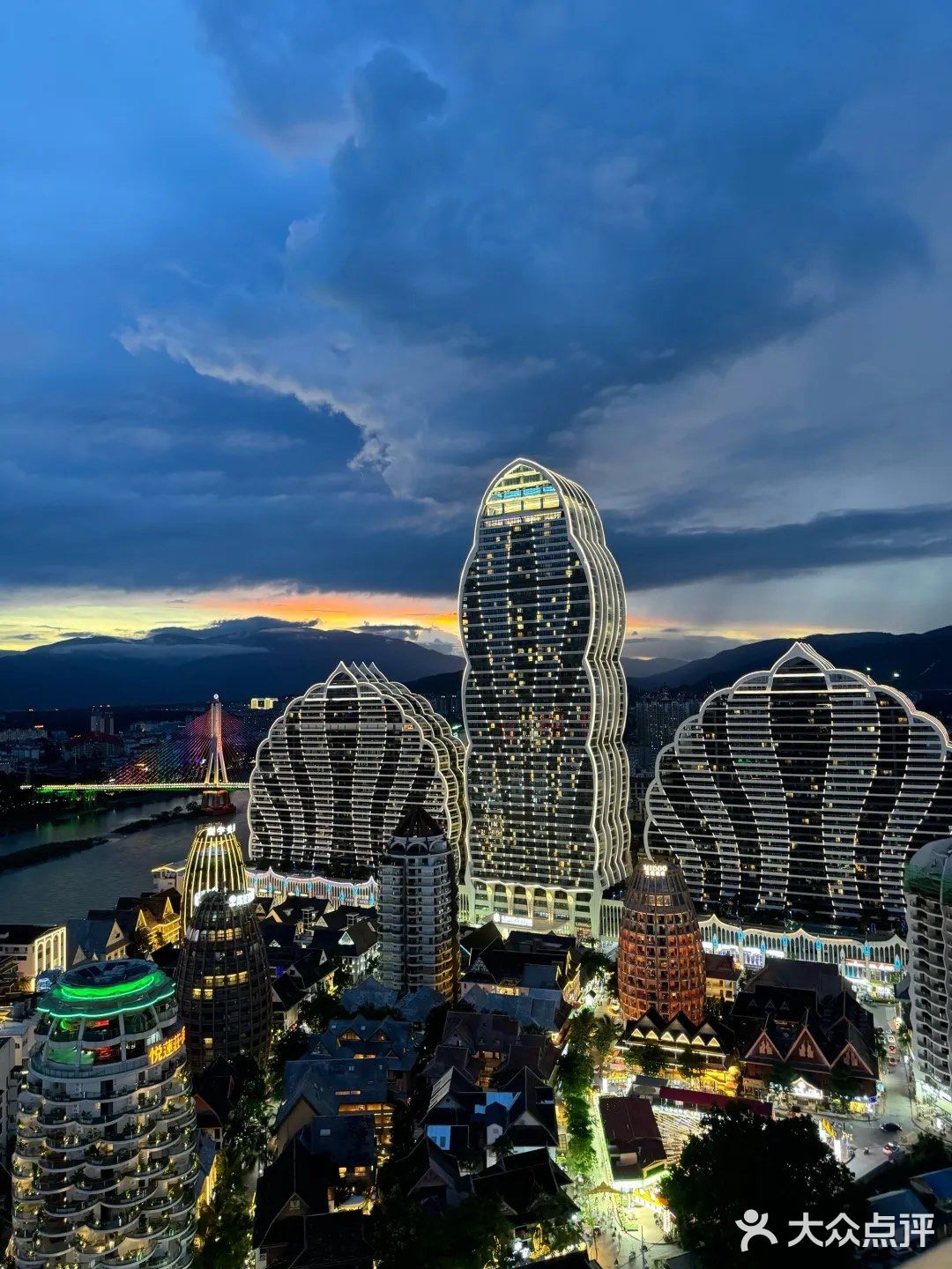 在版纳！这家高空江景餐厅太适合约会了吧🍴