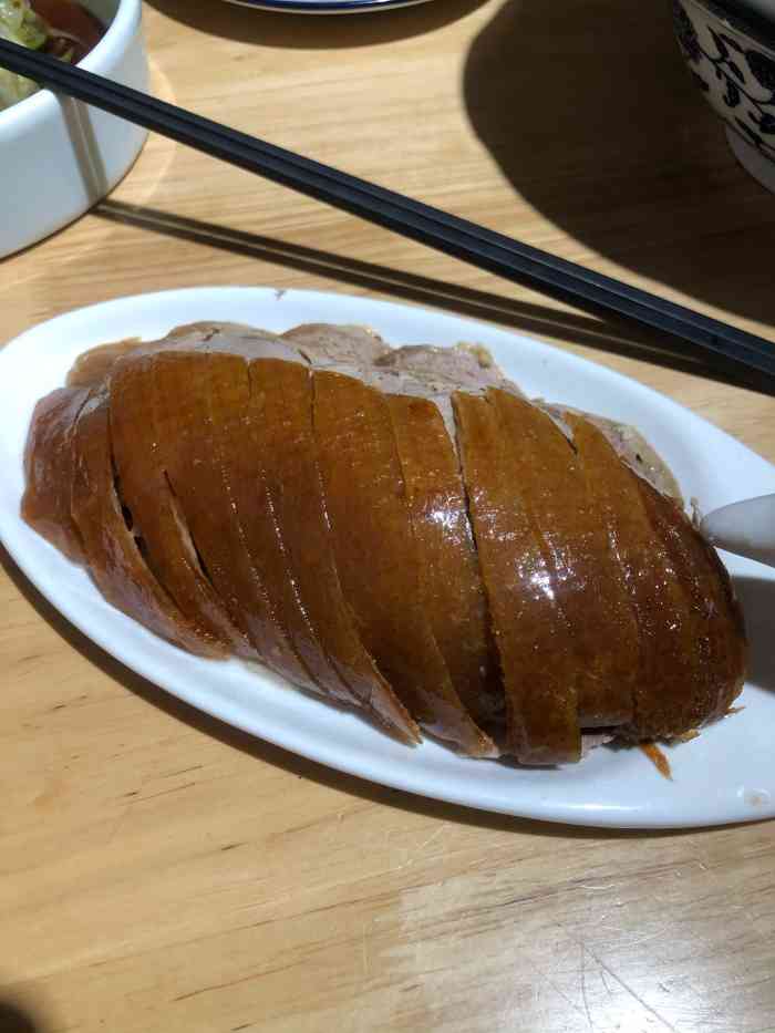 适合地段有关,二楼的平台不错,要是天气不太热可以选择哪里,吃苑