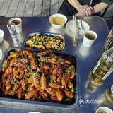 夜晚的烧烤小聚餐