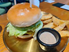 焦糖烤菠萝牛肉汉堡-魏斯理汉堡(西安沣东吾悦店)