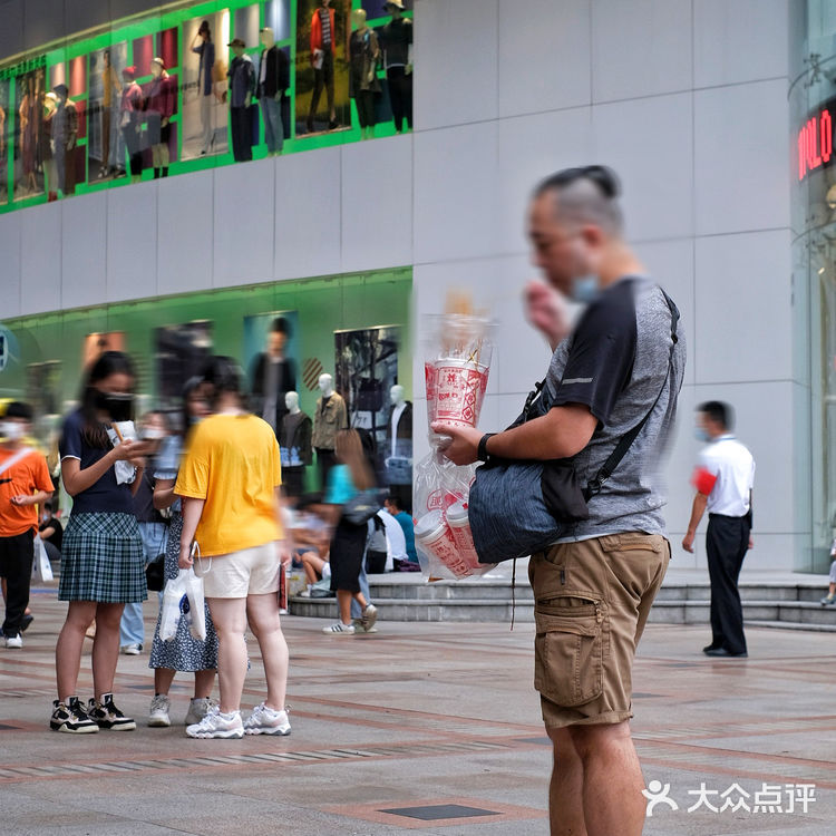 我在广场街边吃着炸串，这样吃的还不止我一个❗️