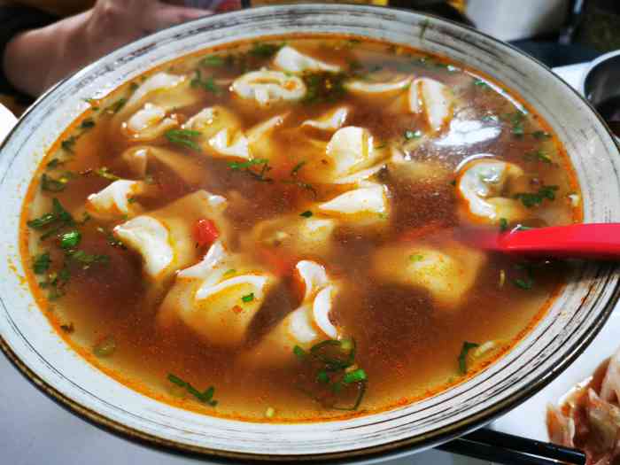 杨记羊肉酸汤馄饨-"据说这是一家老店开了很多年的羊肉馄饨店.