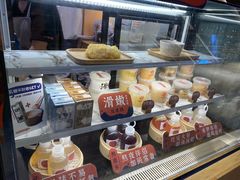 面包甜点陈列柜-炖物24章·顺时轻养茶(黄龙店)