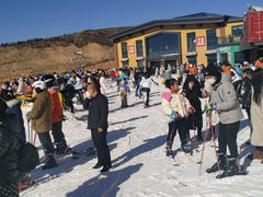 -采薇庄园四季滑雪场