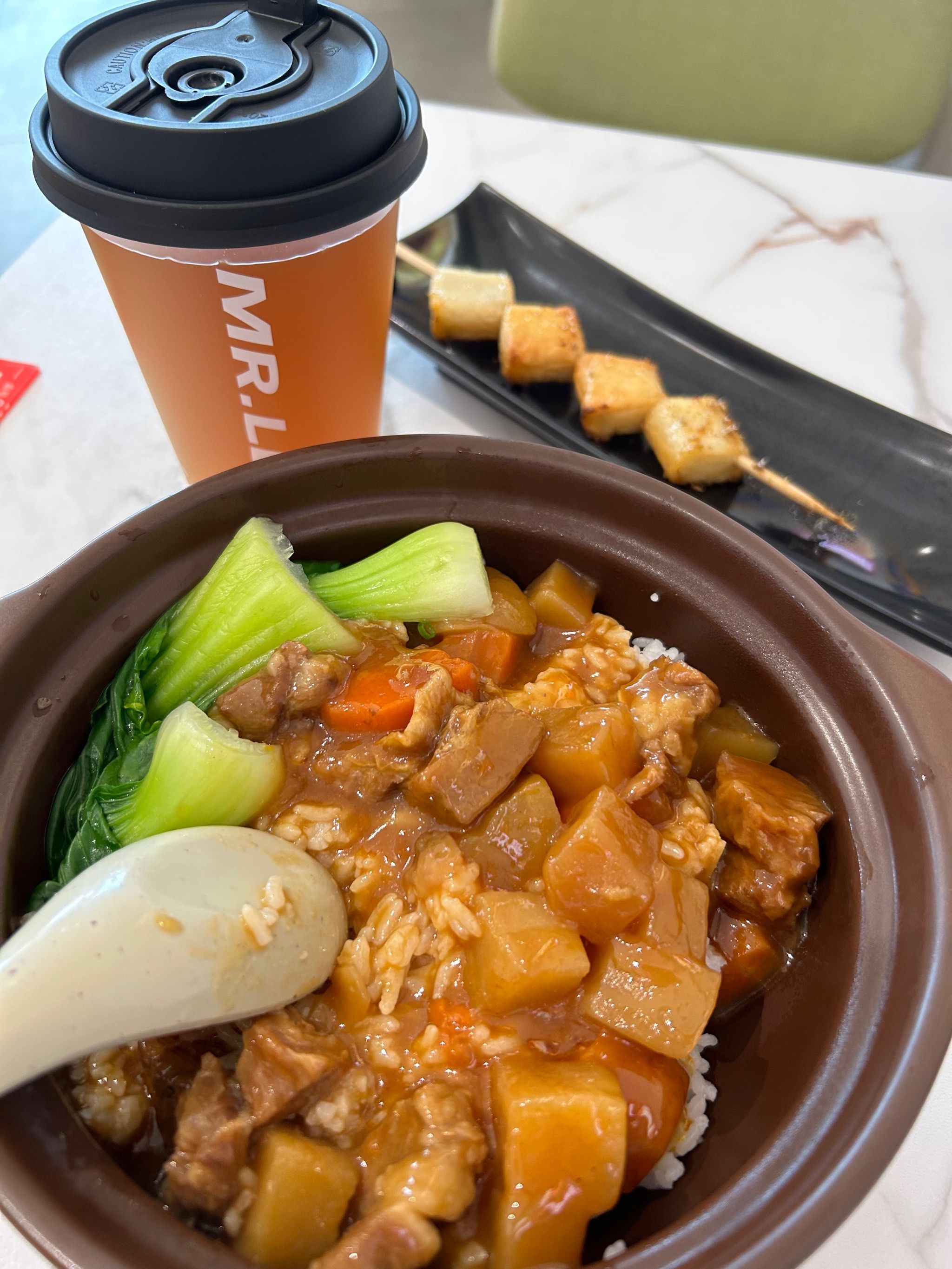 牛腩饭套餐很好吃,砂锅上的.还点了鱼豆腐