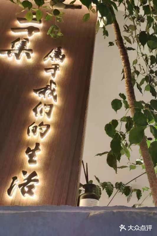 我非常喜欢二十集无界餐厅的免费生日布置服务。首先