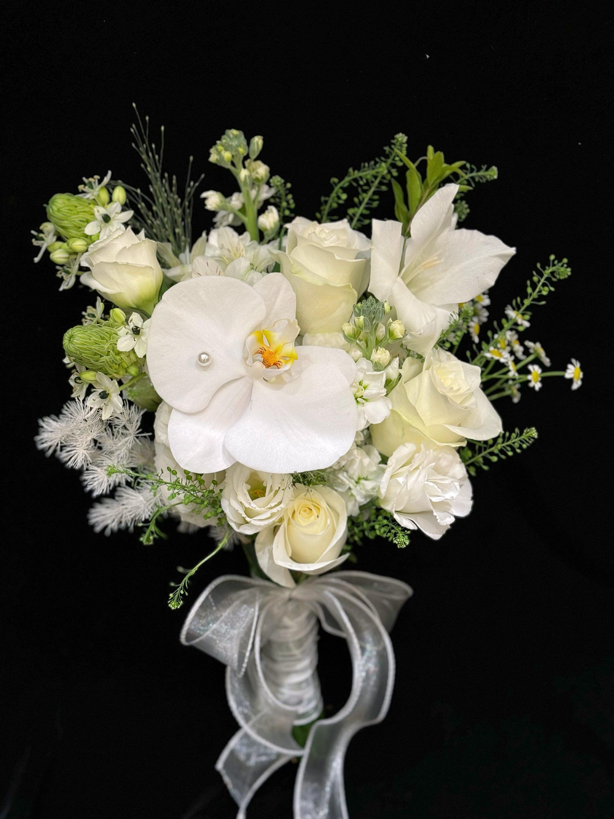 手捧幸福的婚礼花束