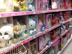 毛绒玩具和女孩子的芭比娃娃-TOYSRUS玩具反斗城(天津远洋乐堤港店)