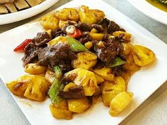 菠萝炒牛肉-琼菜坊·无鸡不成宴·海南菜老爸茶糟粕醋(海口骑楼老街店)