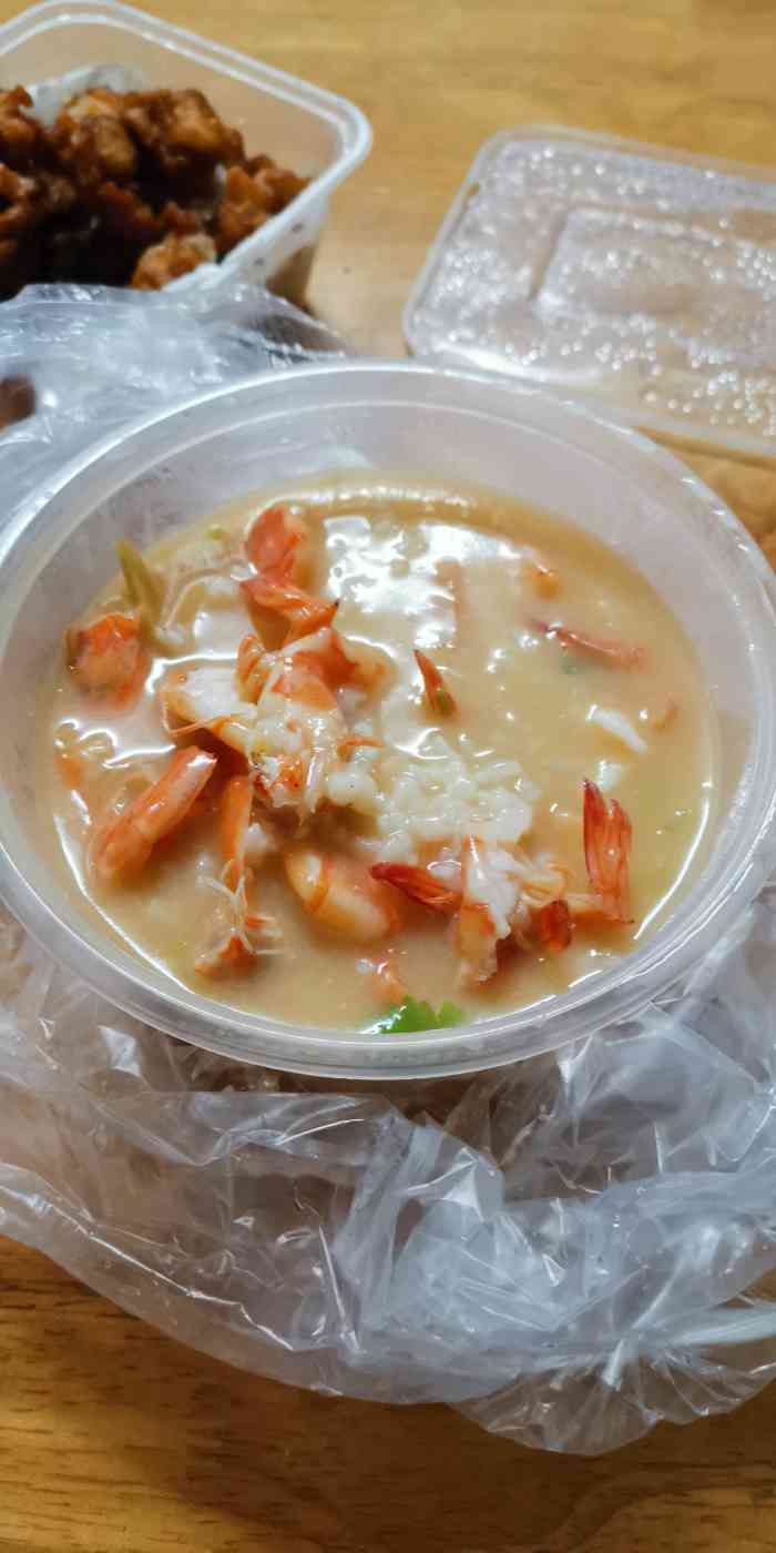 虾粥里有很多虾子,差不多整碗粥都是虾子 米粉也不错 掌中宝就软了