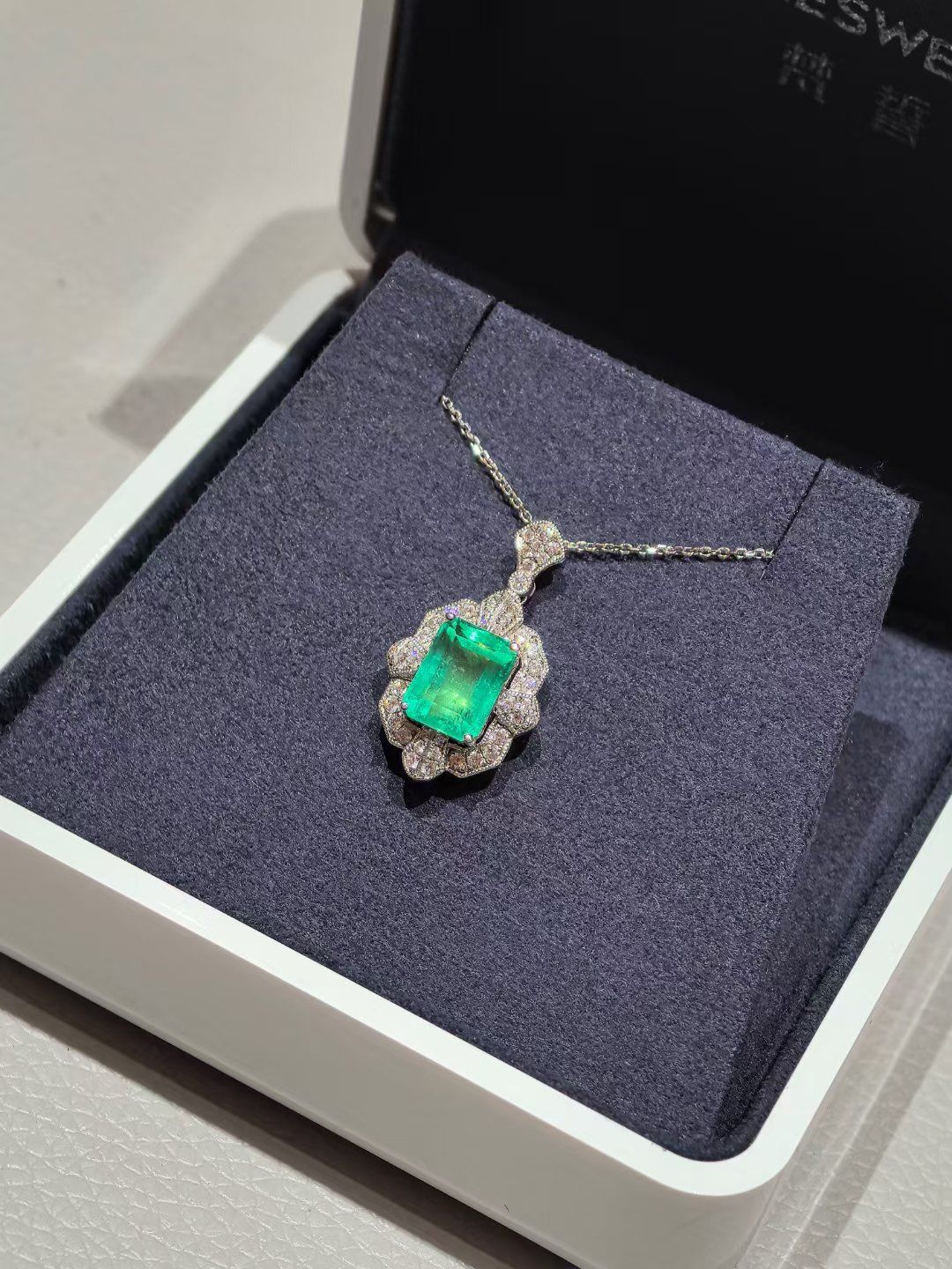 伟德bv1946官网金属项链缘何变“夺命索”？《张朝阳的英语课》教你用英语解读热点