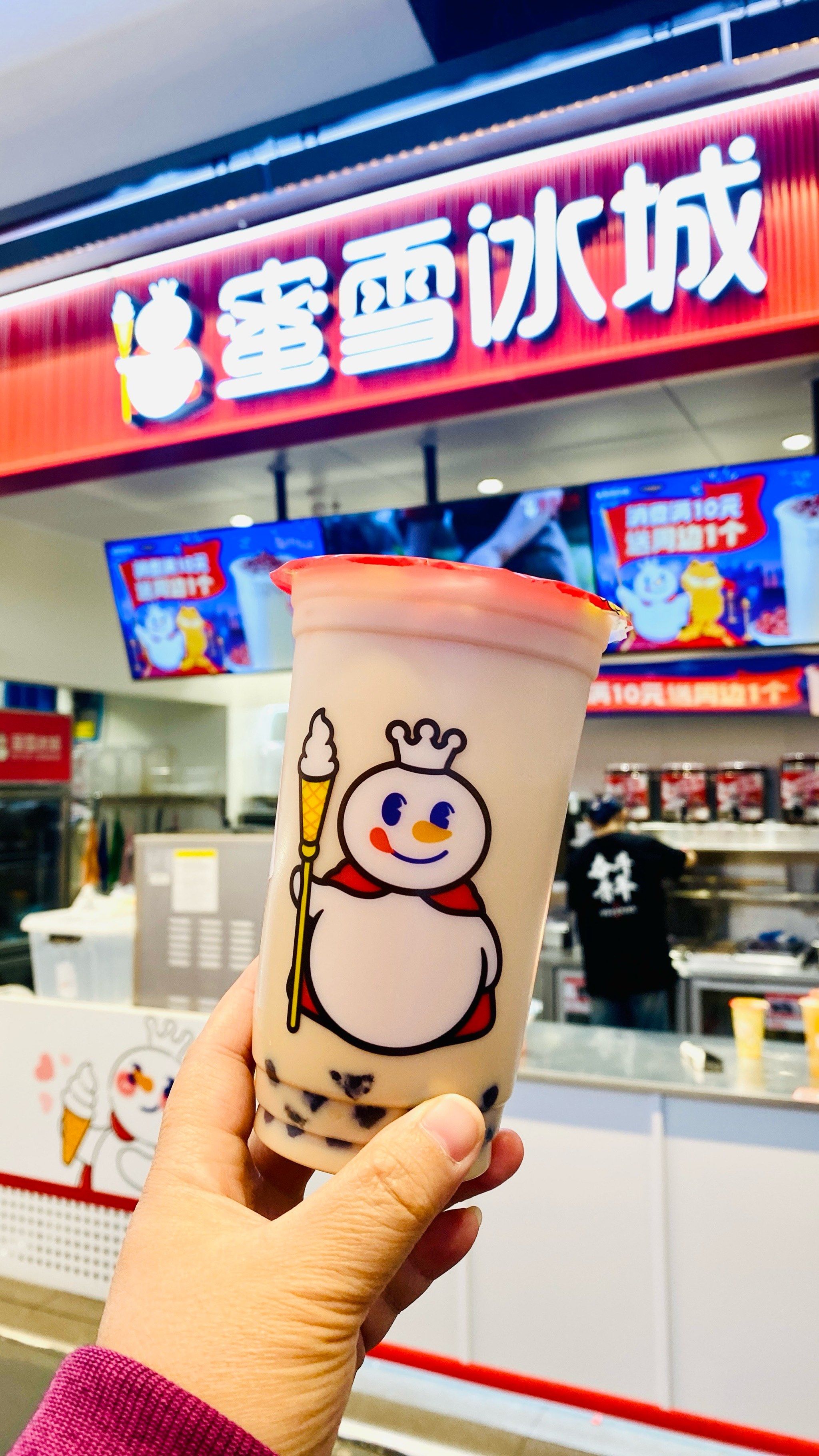 蜜雪冰城作为国民奶茶品牌,在全国拥有众多门店,品牌知名度还是很高的