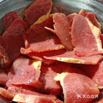 一家没有店名的本土烧烤，主打一个烟雾缭绕泸沽湖摩梭人