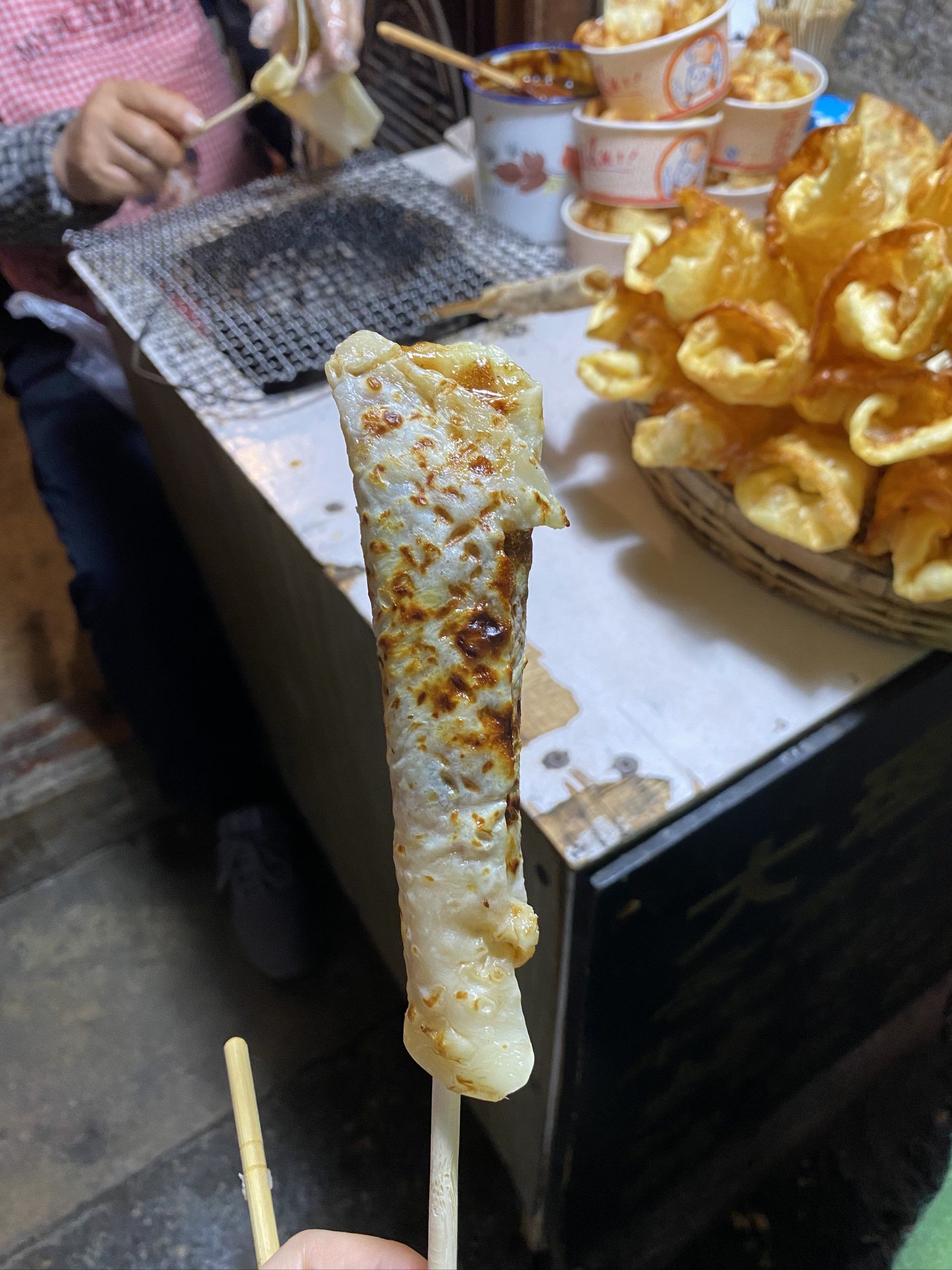 大理古城老爷爷烤乳扇吃到啦!