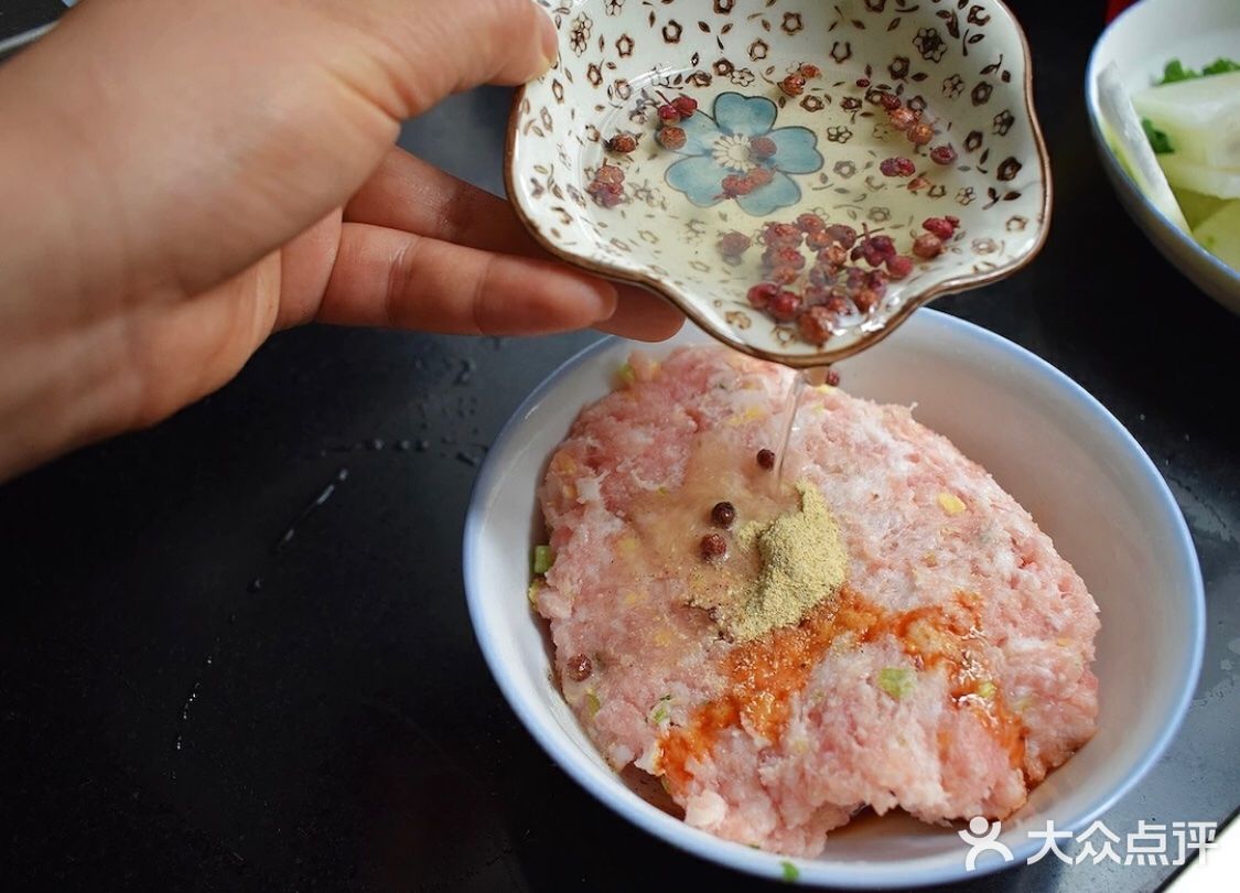 冬瓜丸子汤是一道美味可口的名菜
