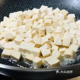 咸蛋黄豆腐，口感虽没蟹黄豆腐鲜美，但也形似。