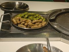 -山野的朋友露营炭火烤肉