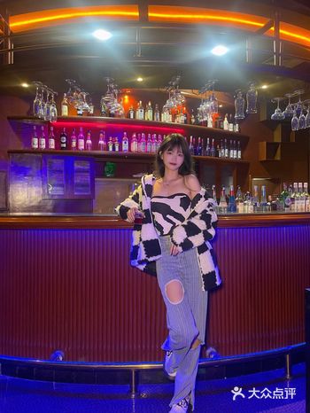 海口露天泳池party烧烤酒吧真的很酷耶