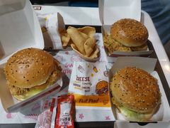 香辣鸡腿堡-美肴冰品·汉堡·牛腩饭(总店)