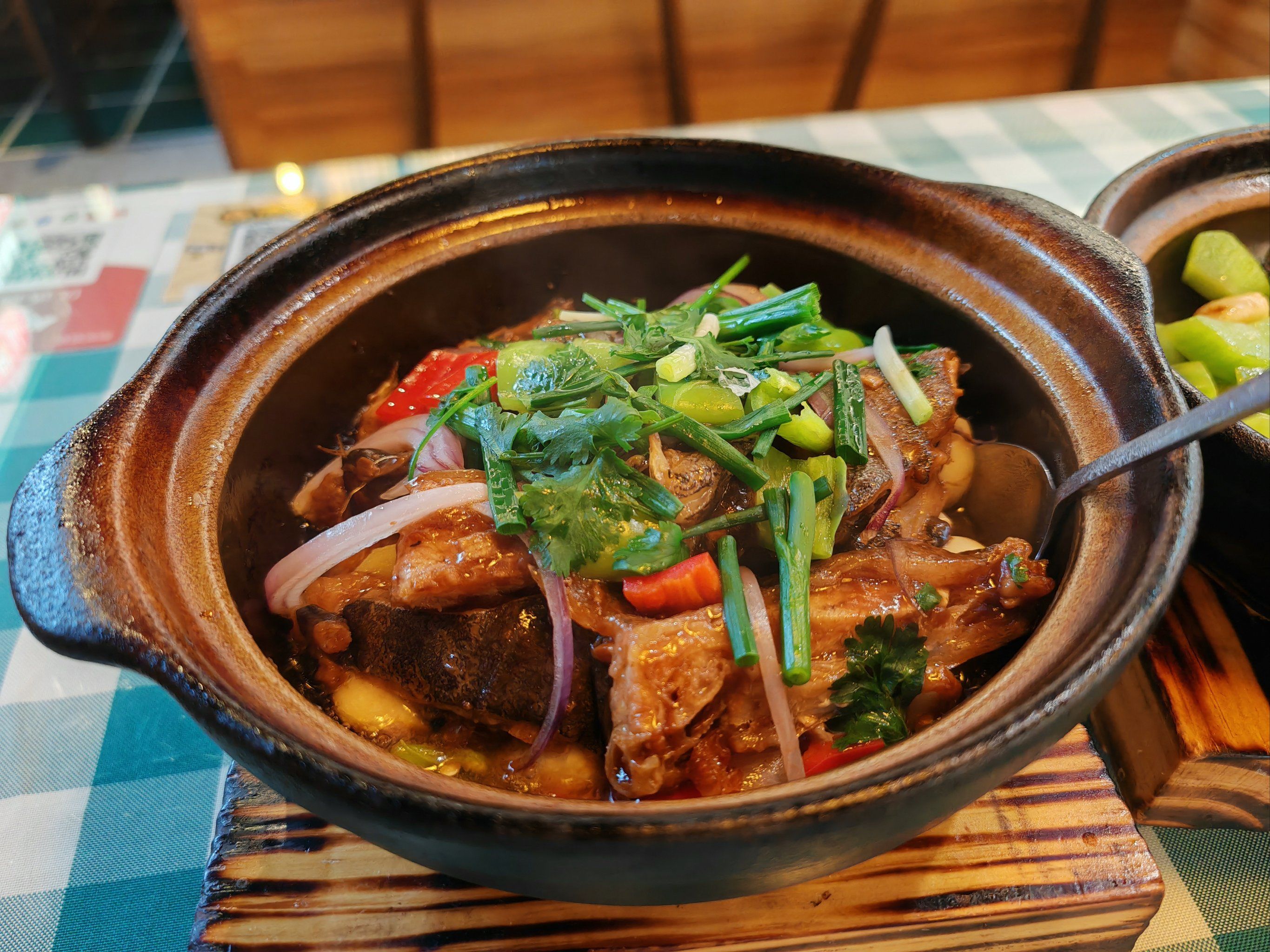 环境不错,鱼头也很新鲜「酱烧汁啫碟鱼头」