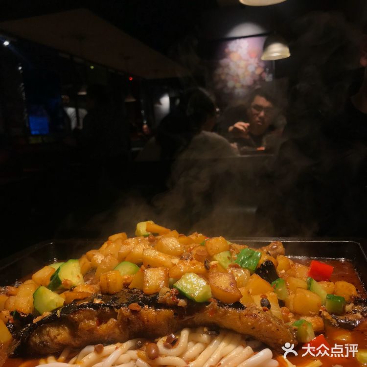 装修比较简单，光线有点黑，整体还是有些不一样的格调