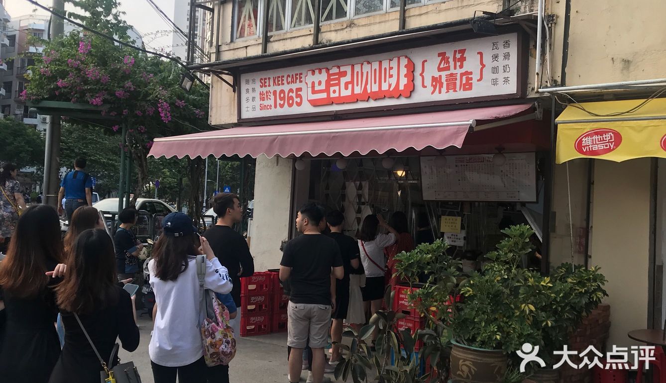 世纪咖啡网红店 官也街门口