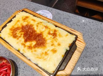 我妹妹就开始找吃的，找了半天也没个中意的