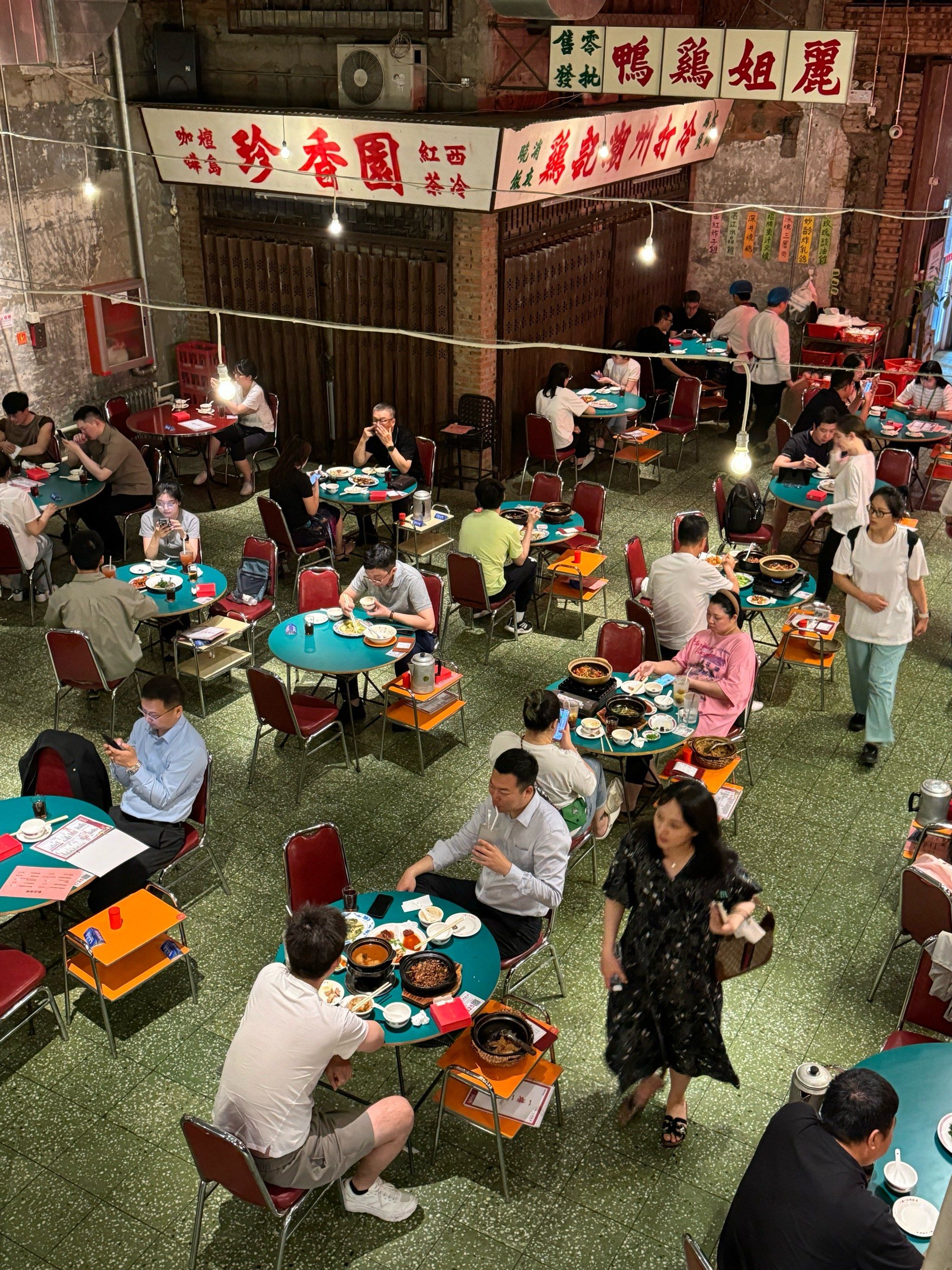 是没道理02…
·
电影里香港街头的市井气息02
复古的门面