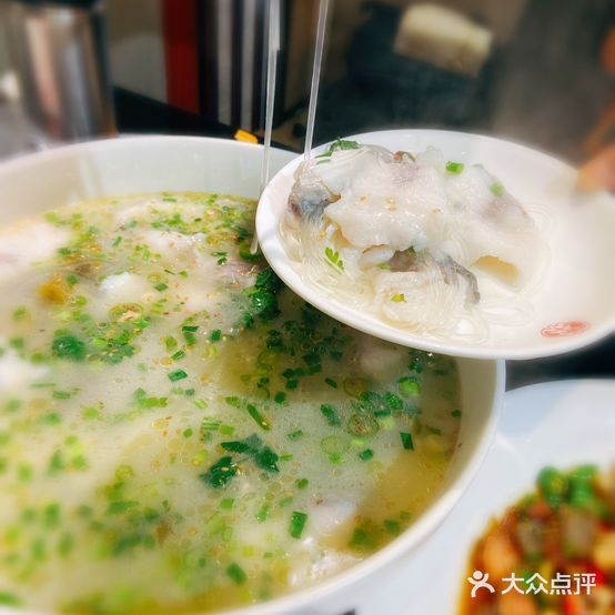 重庆梁十酸菜鱼车(东工商河店)