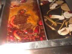 -老牌坊云南鱼豆花火锅(哈西万达店)