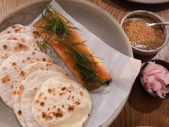 烟熏三文鱼配烤饺子皮和芥末籽酱-BOR Eatery(安福路店)