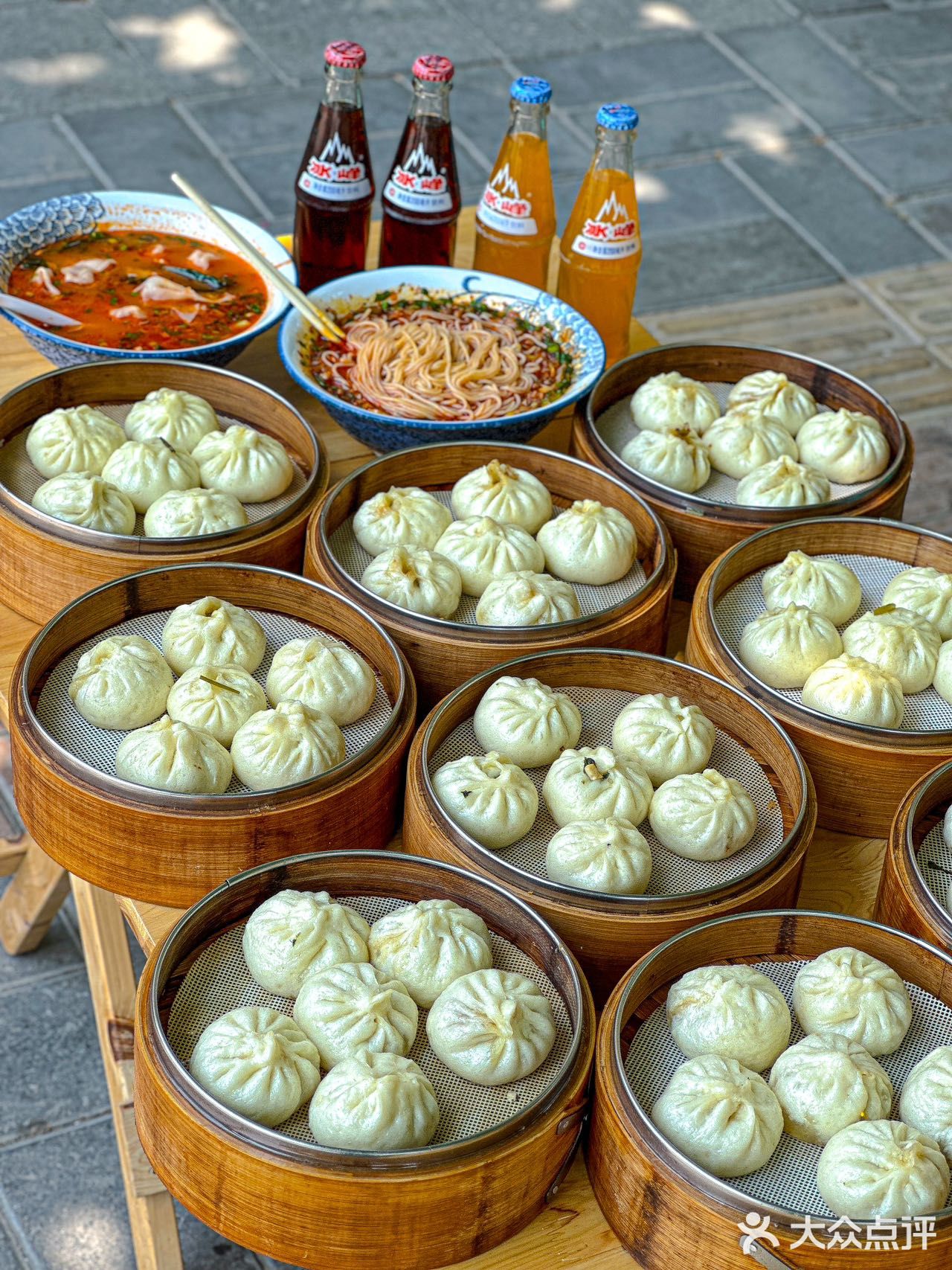 震惊！西安这家包子店排队有30米了吧！