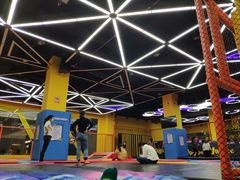-爱蹦iBOON蹦床运动馆(江汉店)