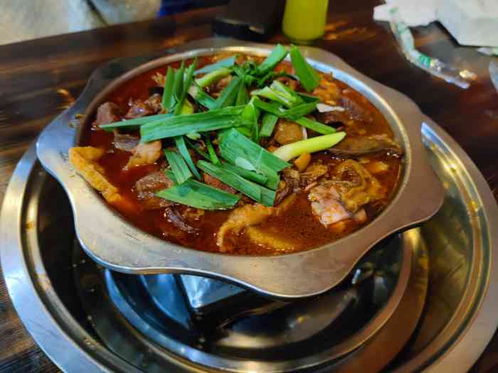 芳芳牛杂(大成路总店)-"[薄荷]环境: 等位的地方很挤,并且很多.