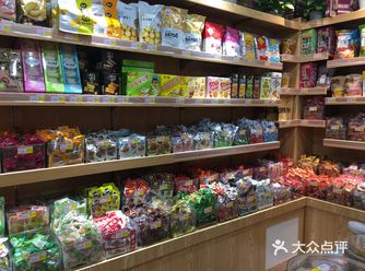 散步的时候路过这家零食小店，发现很多自己喜欢吃的零食