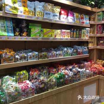 散步的时候路过这家零食小店，发现很多自己喜欢吃的零食