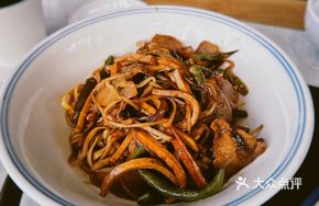 Spicy Pork Stir-fry with Noodles