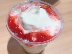 草莓新地-麦当劳(郑州东高铁站店)