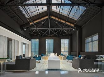 极简和自然成为细梳空间的主要线索，有计划的将空间活动