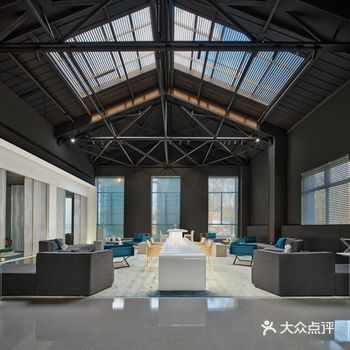极简和自然成为细梳空间的主要线索,有计划的将空间活动