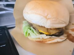 焦糖烤菠萝牛肉汉堡-魏斯理汉堡(西安沣东吾悦店)