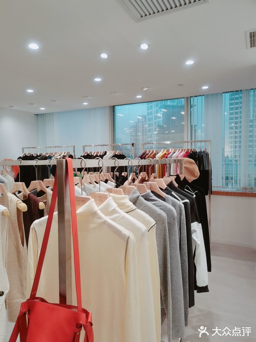 专柜随便一件衣服价格在她家都能买个3到4件