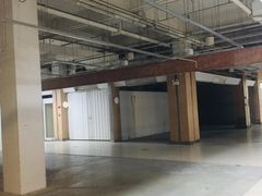 -卜蜂莲花-超市地下停车场