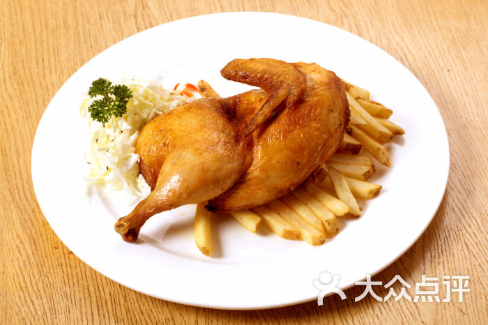 北德风尚烤半只鸡配圆白菜沙拉和薯条