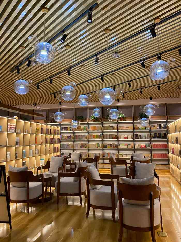来宝龙逛发现新乡也有这种漂亮书店了呀针不戳环境店内布置很小清新进