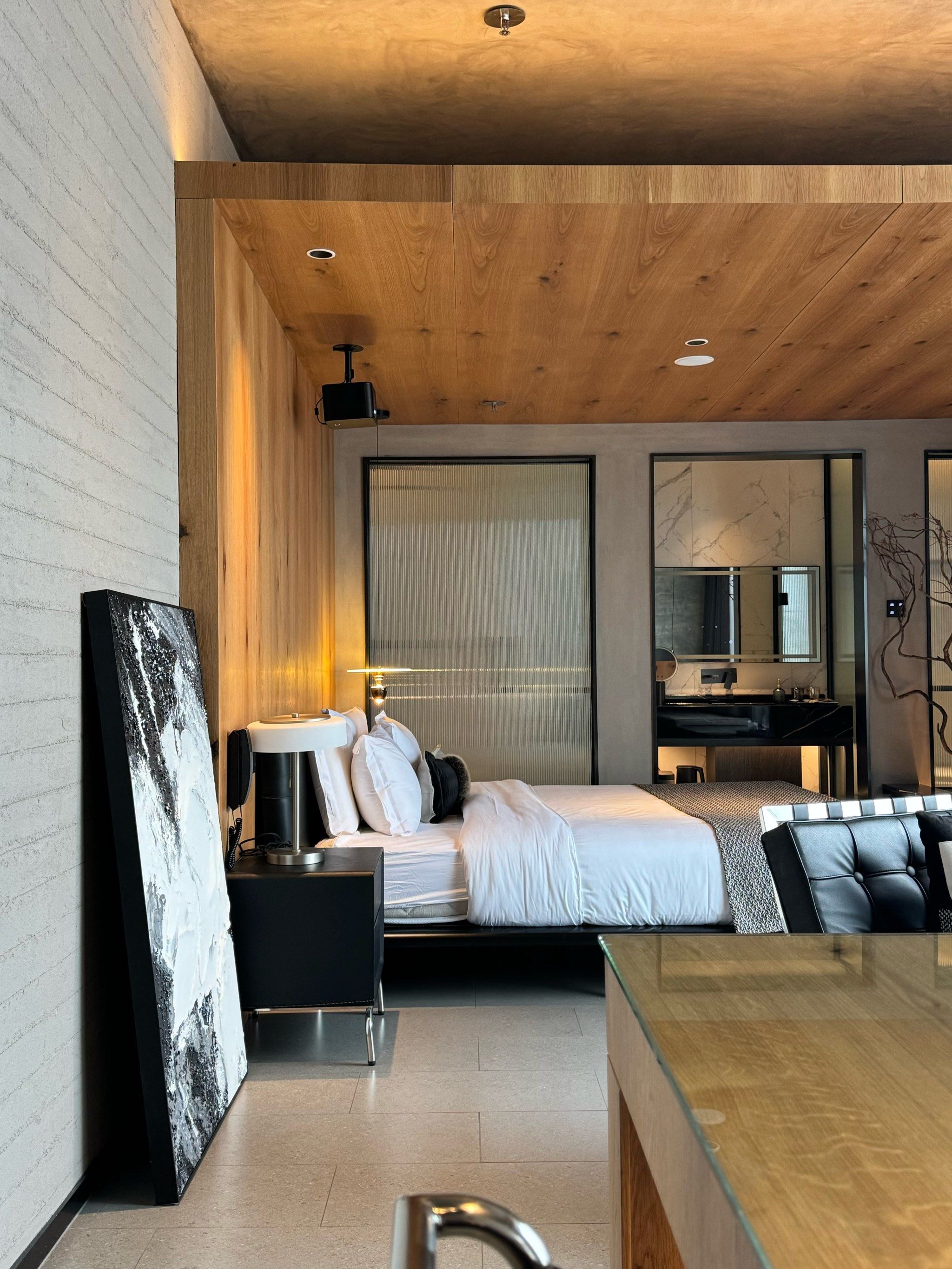 简约而不简单!酒店客房设计空间体块穿插感很强,细节耐看!