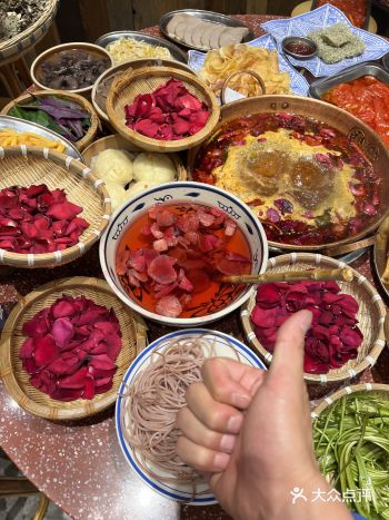 终于在北京吃到了云南正宗的火锅儿了，酸菜萝卜馅儿的火