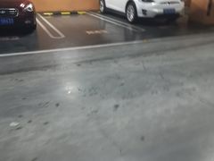 -新中关大厦·停车场