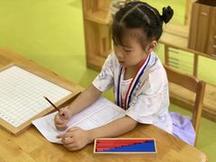 -瑞恩宝感统训练·语言提升·蒙氏托育中心