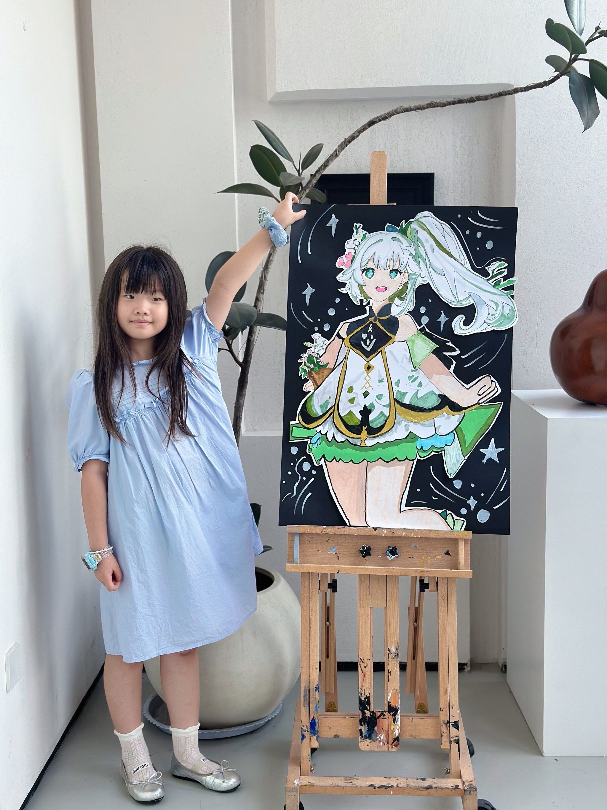 小女孩的画画时光